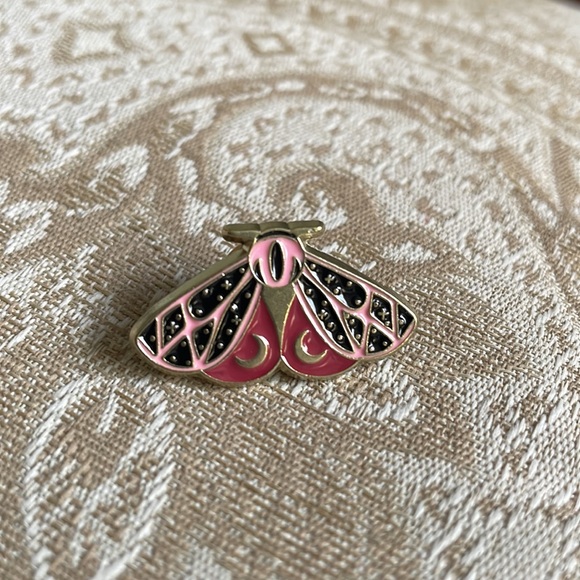 🌷free w/purchase Moth pin enamel - Picture 7 of 7